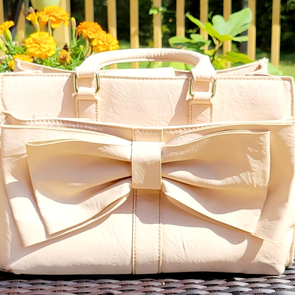 Vegan leather bag with detachable shoulder strap